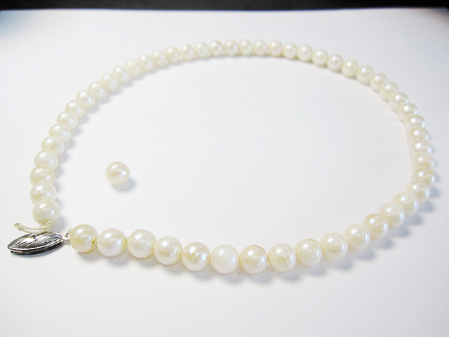 【Before】真珠ネックレスをペンダントとピアスに加工！残りはネックレスで仕立て直しました。