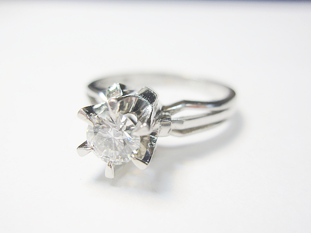 【Before】婚約指輪をペンダントに加工  使っていなかった立て爪リングが、使いやすいダイヤネックレスに！
