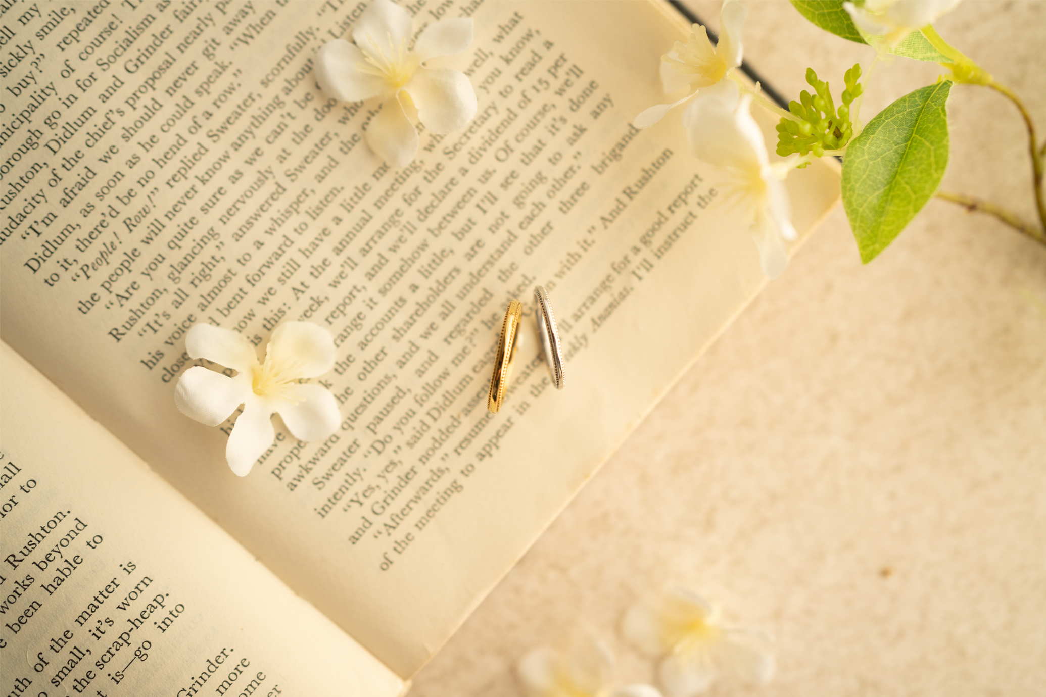 K18イエローゴールド／2.5mm／仕事中も安心な角がない平甲丸デザイン