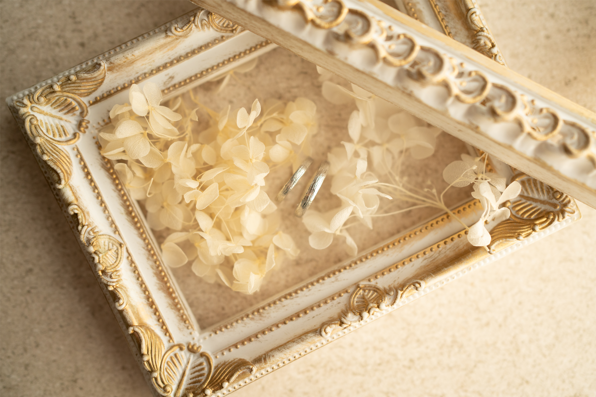 プラチナ＆ゴールド／2.8mm／さりげない刻印や誕生石のデザイン